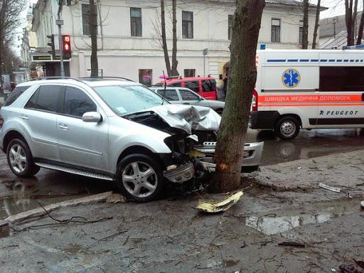 В Нальчике дорожная яма стала причиной серьёзной аварии